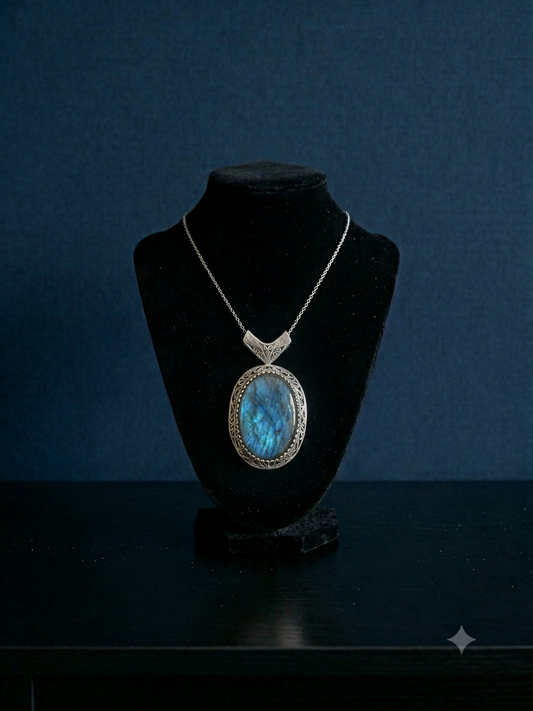 Labradorite Showpiece Pendant